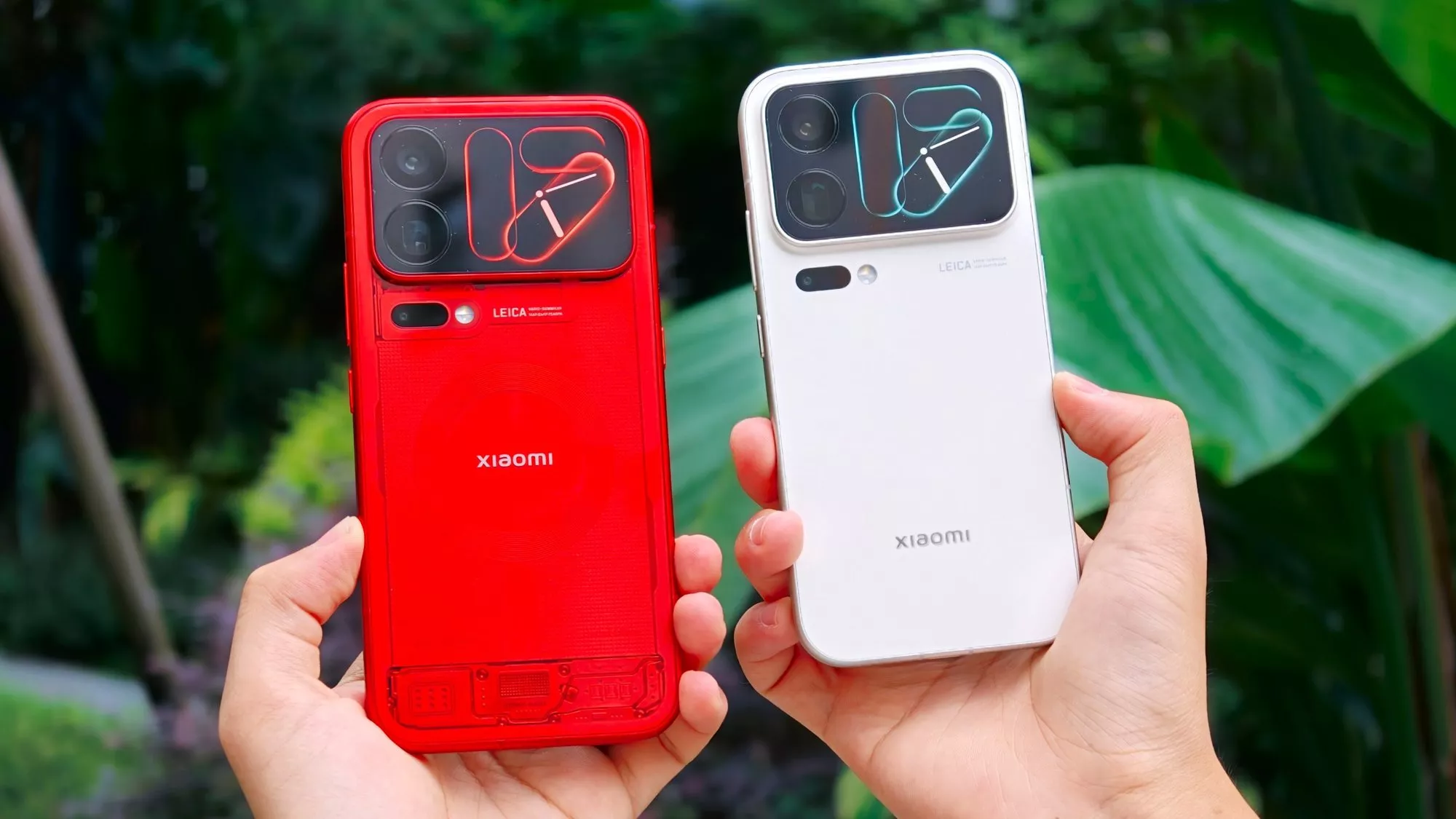 Xiaomi 18 Pro Max’in arka ekranını ve Leica kamera sistemini öne çıkaran, koyu fonda premium ürün fotoğrafı